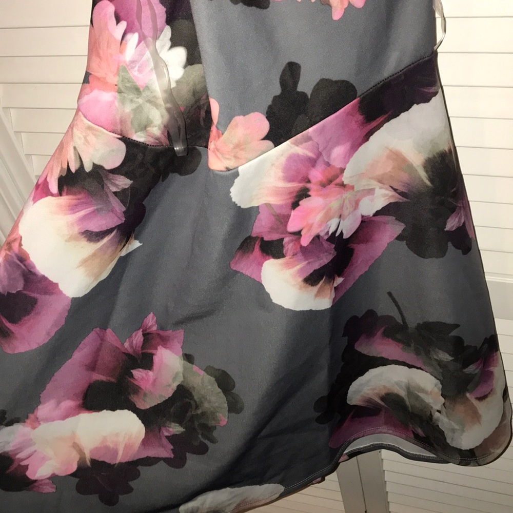Beautiful dress! - Picture 3 of 6